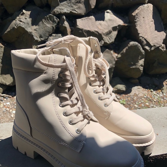 Shodazzel Tevos Women’s Cream Patent Leather Chunky Combat Boot Size 8.5 - Picture 5 of 12